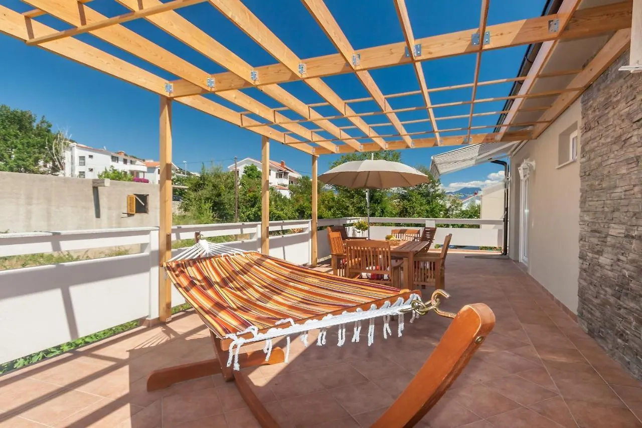 Apartments Kukuriku Baska  0*, Baska (Krk)